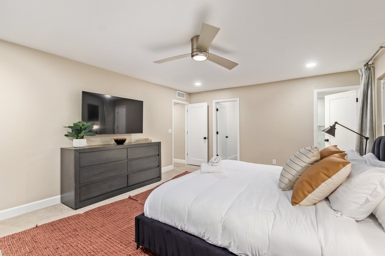 5839 E VOLTAIRE Avenue