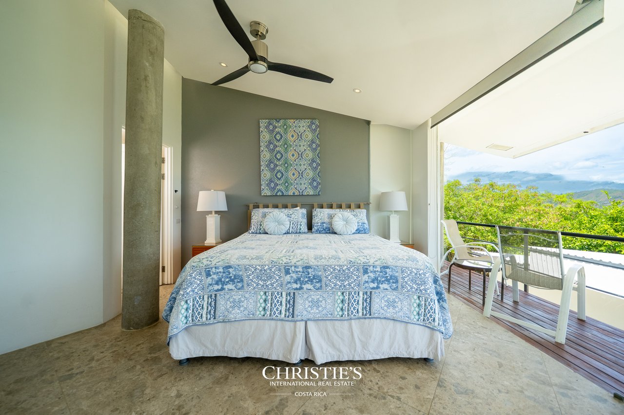 Casa Holmes: Award-Winning Glass House with Ocean Views