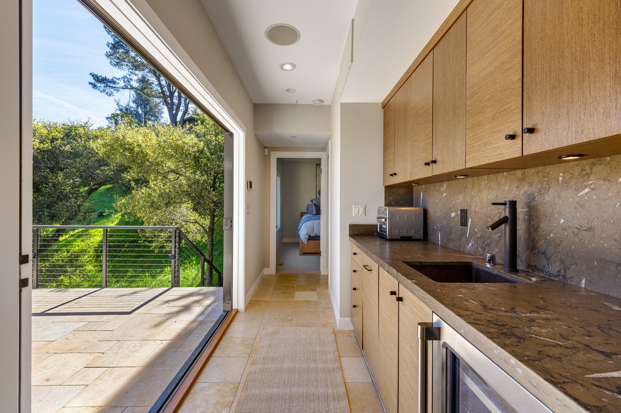 Chic and Stylish on Belvedere Island