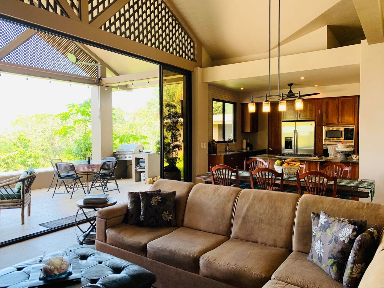 Ocean View Estate with Guest Cabins, Ojochal, Puntarenas