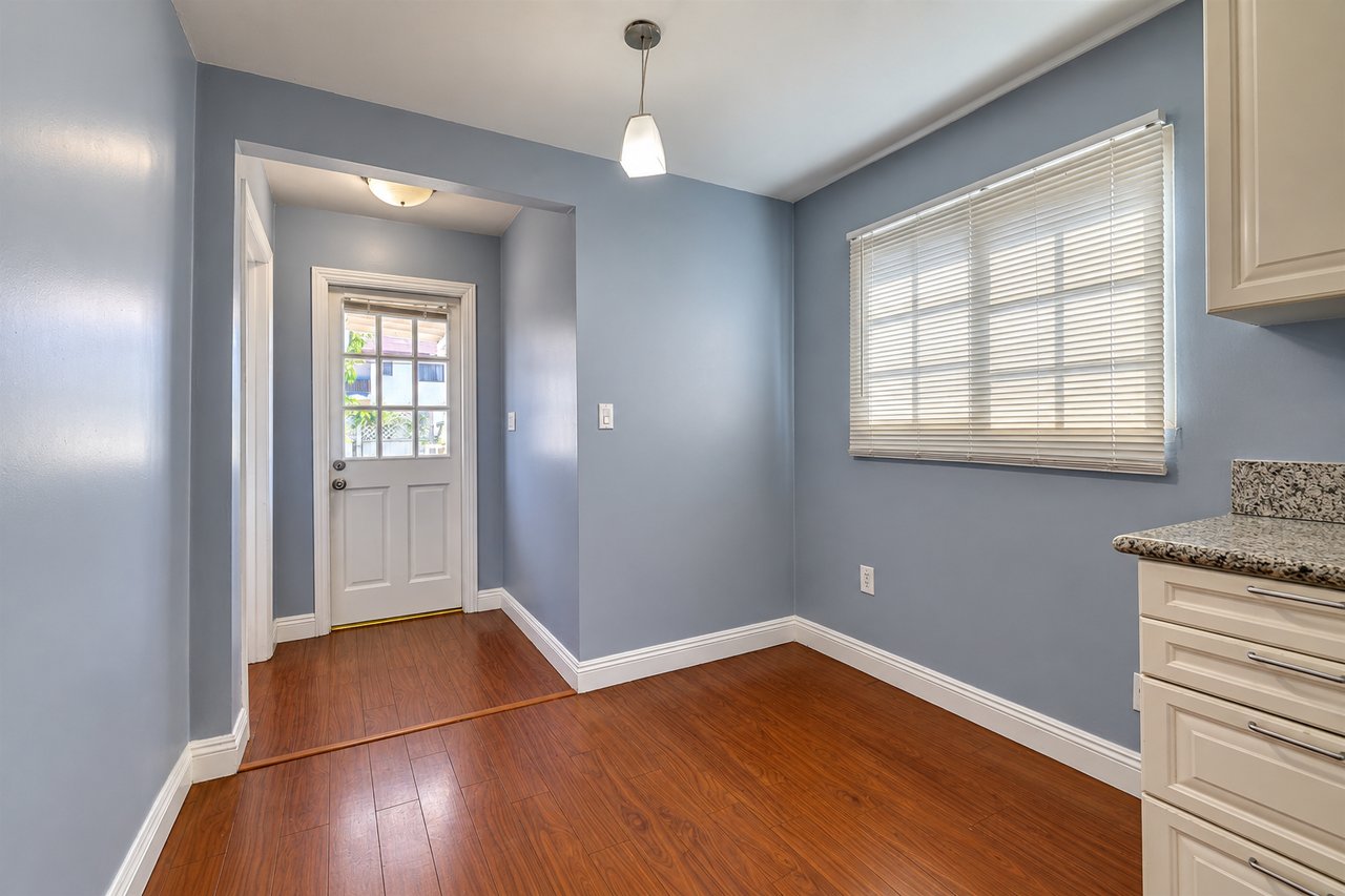 512 E Tujunga Ave