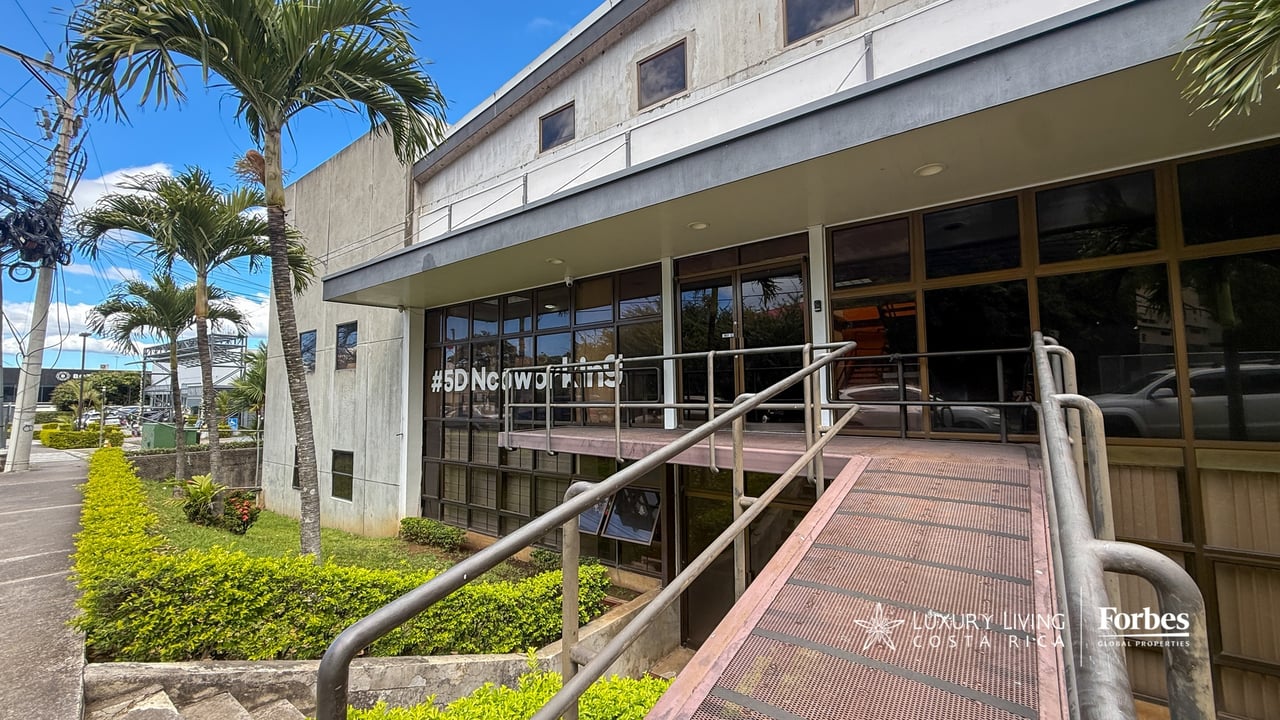 21581 - 3-Story Office/Warehouse with Easy Access to Route 27 in Guachipelin, Escazú