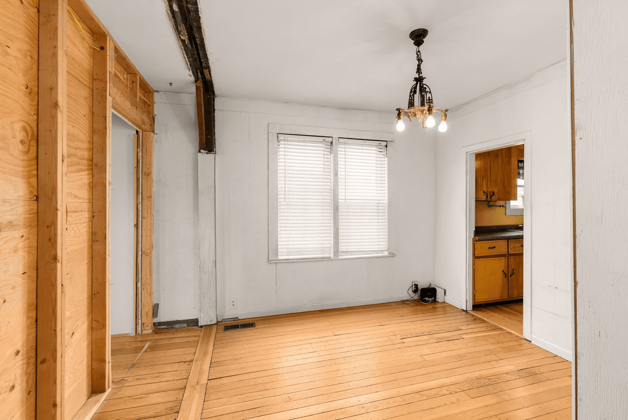 *SOLD* Just Listed In Roslyn