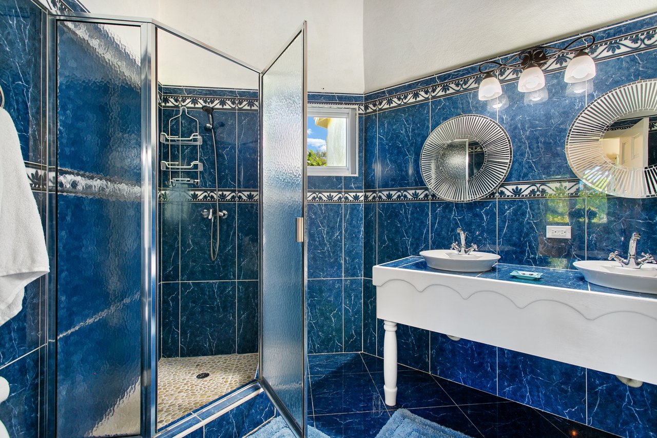 Octagon Villa West End