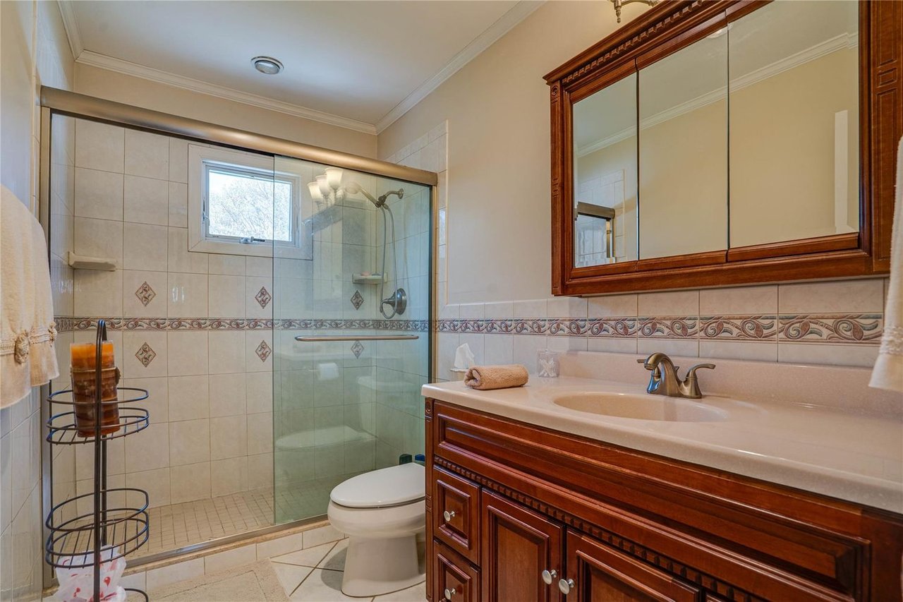 1 Stonehurst Ln