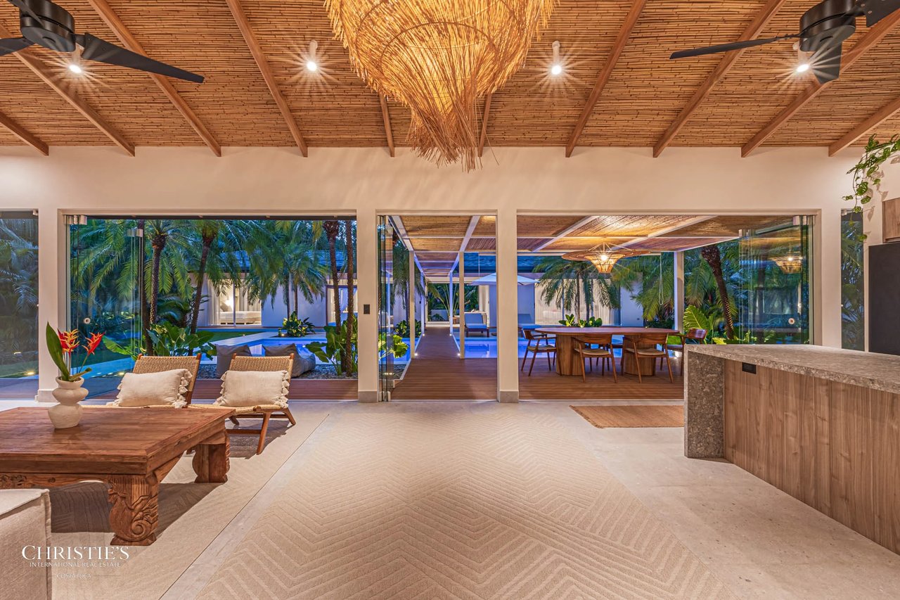 Modern Beachside Luxury Villa, Short Stroll to the Shore