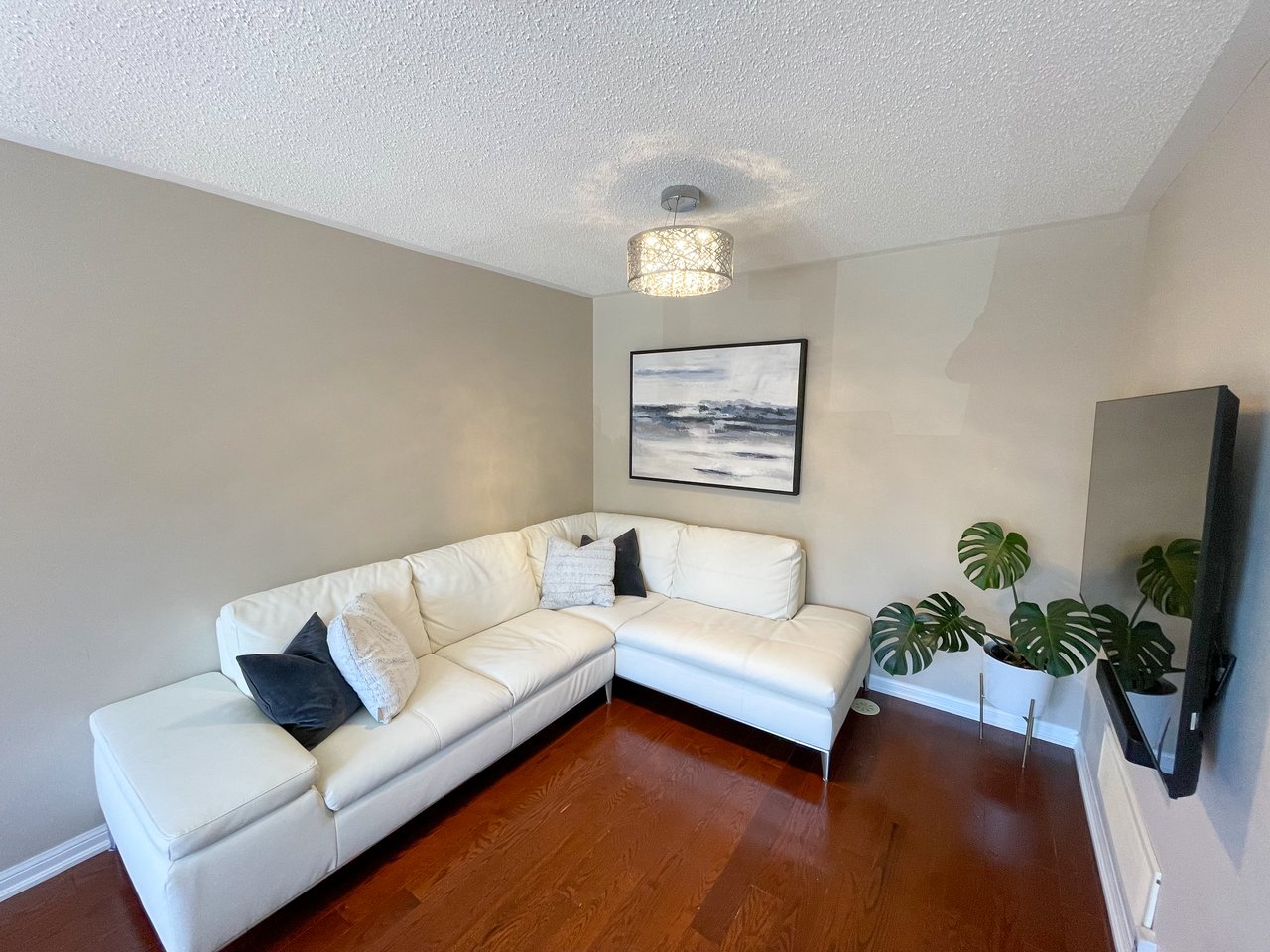 877 Willingdon Cres