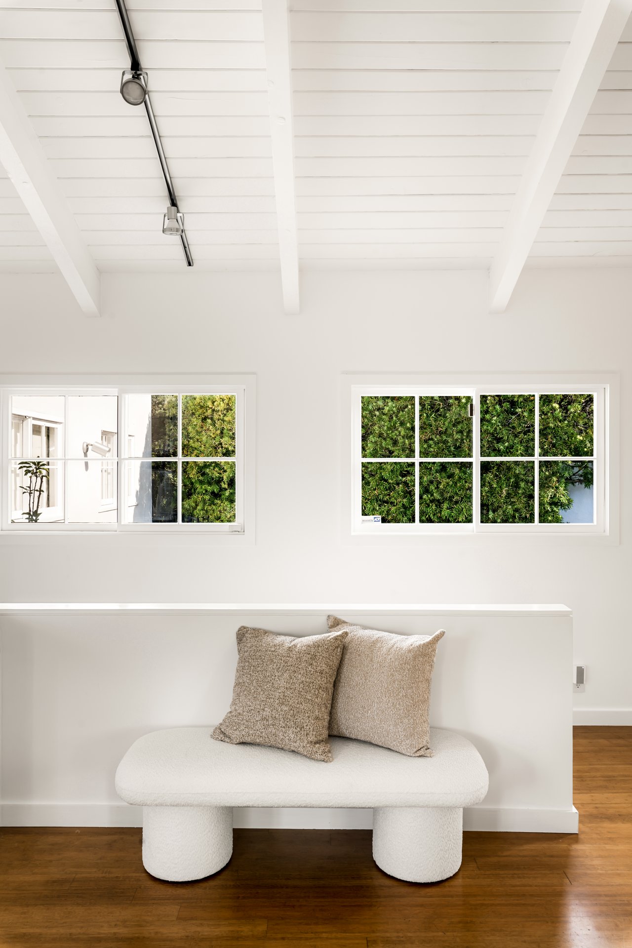 2745 La Cuesta Dr, Hollywood Hills