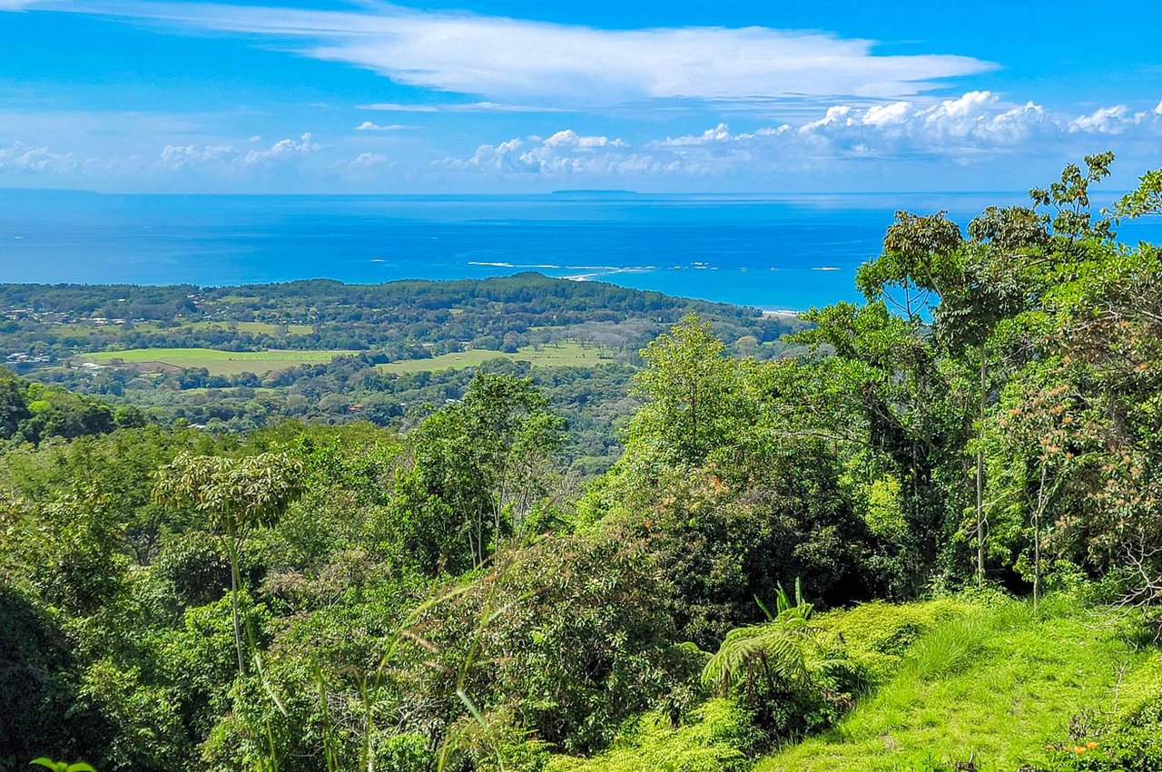 Large Uvita Lot With Whale’s Tail Ocean Views, Sunsets & Legal Water – Ready to Build!