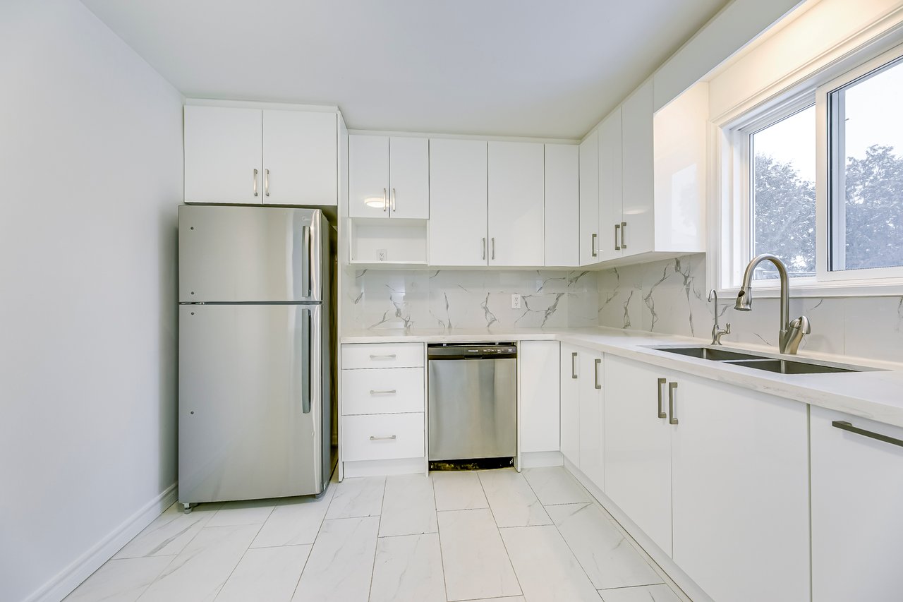 3042 Patrick Cres