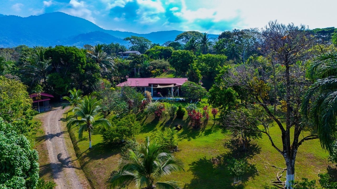 Stunning 2-Bedroom, 2-Bathroom Home with Pool on a Spacious Lot in Ojochal – Calle Papagayo