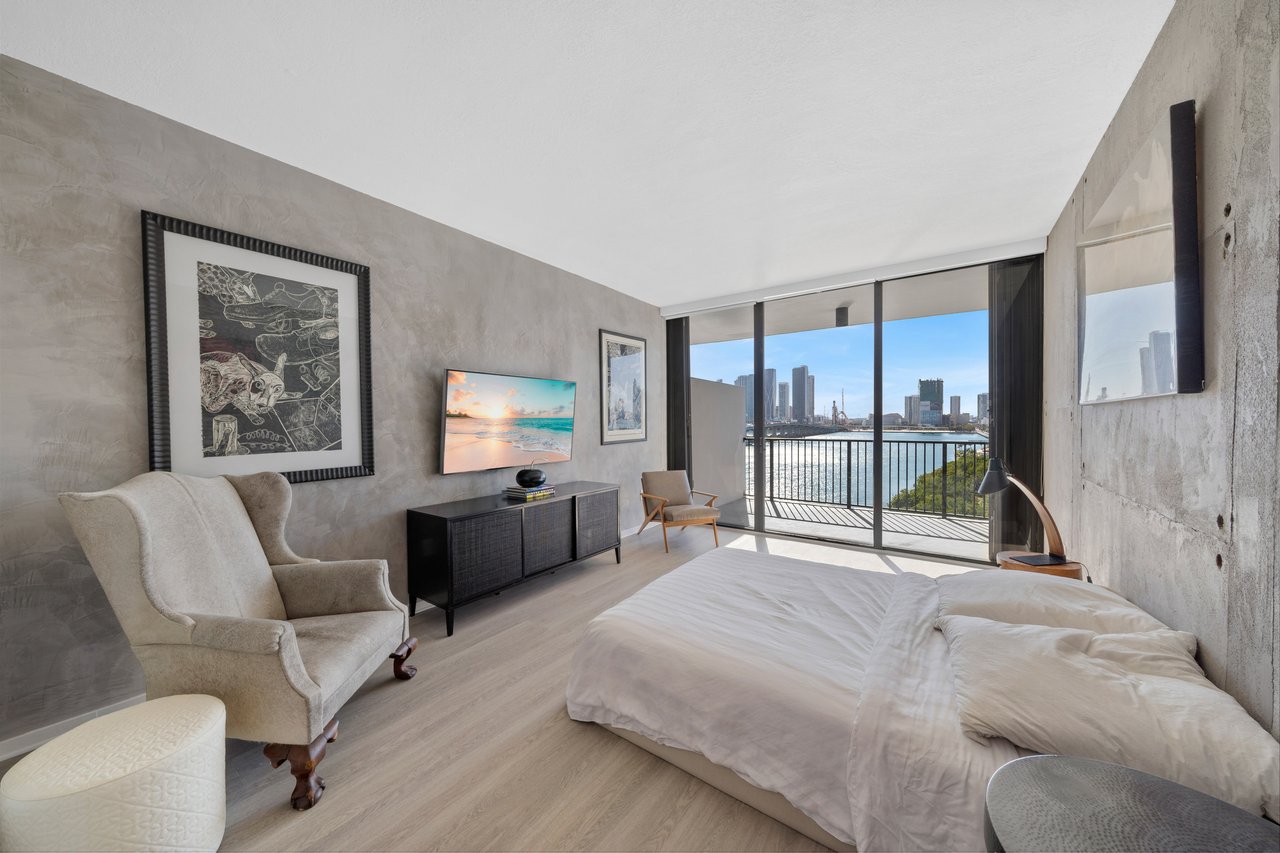1000 Venetian Way 810