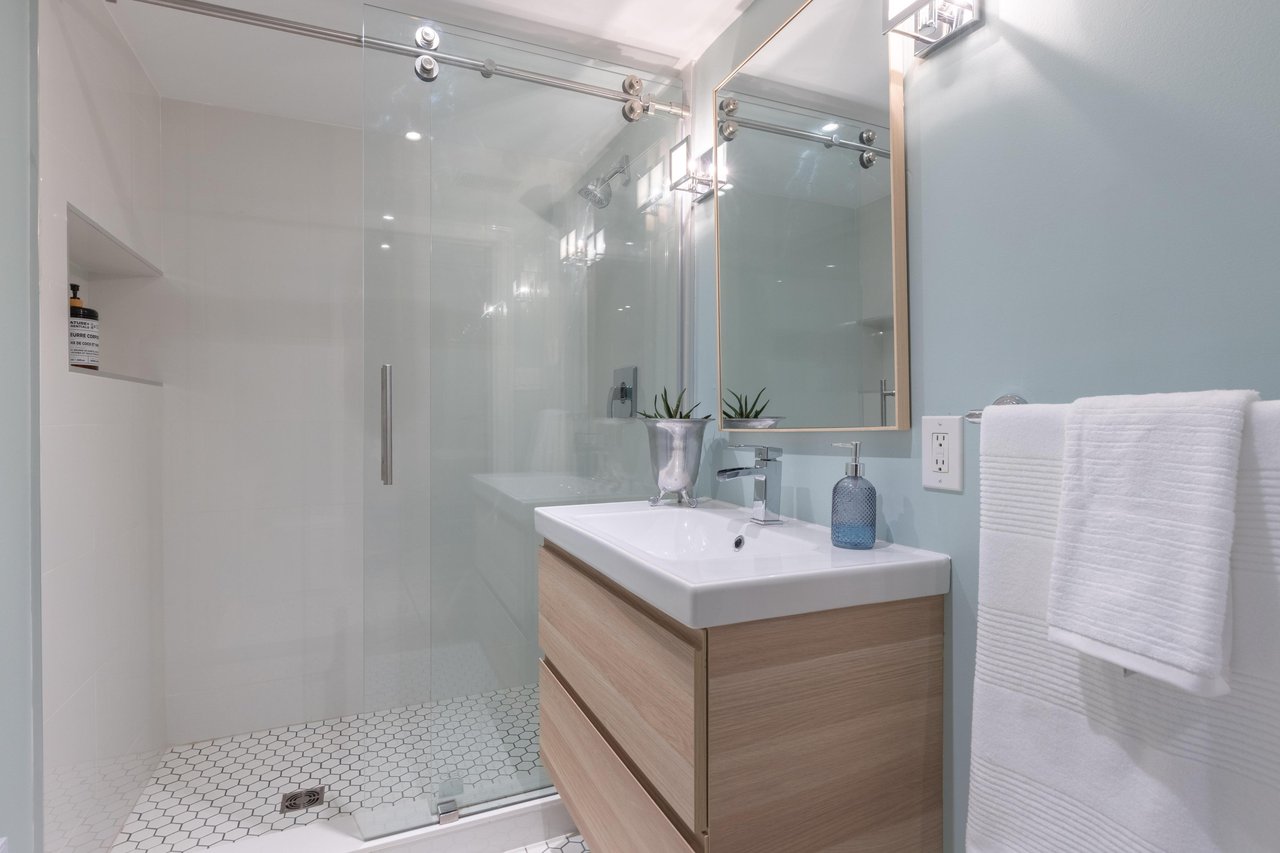 4456 Hawthorne Drive, Burlington, ON L7L 1G5