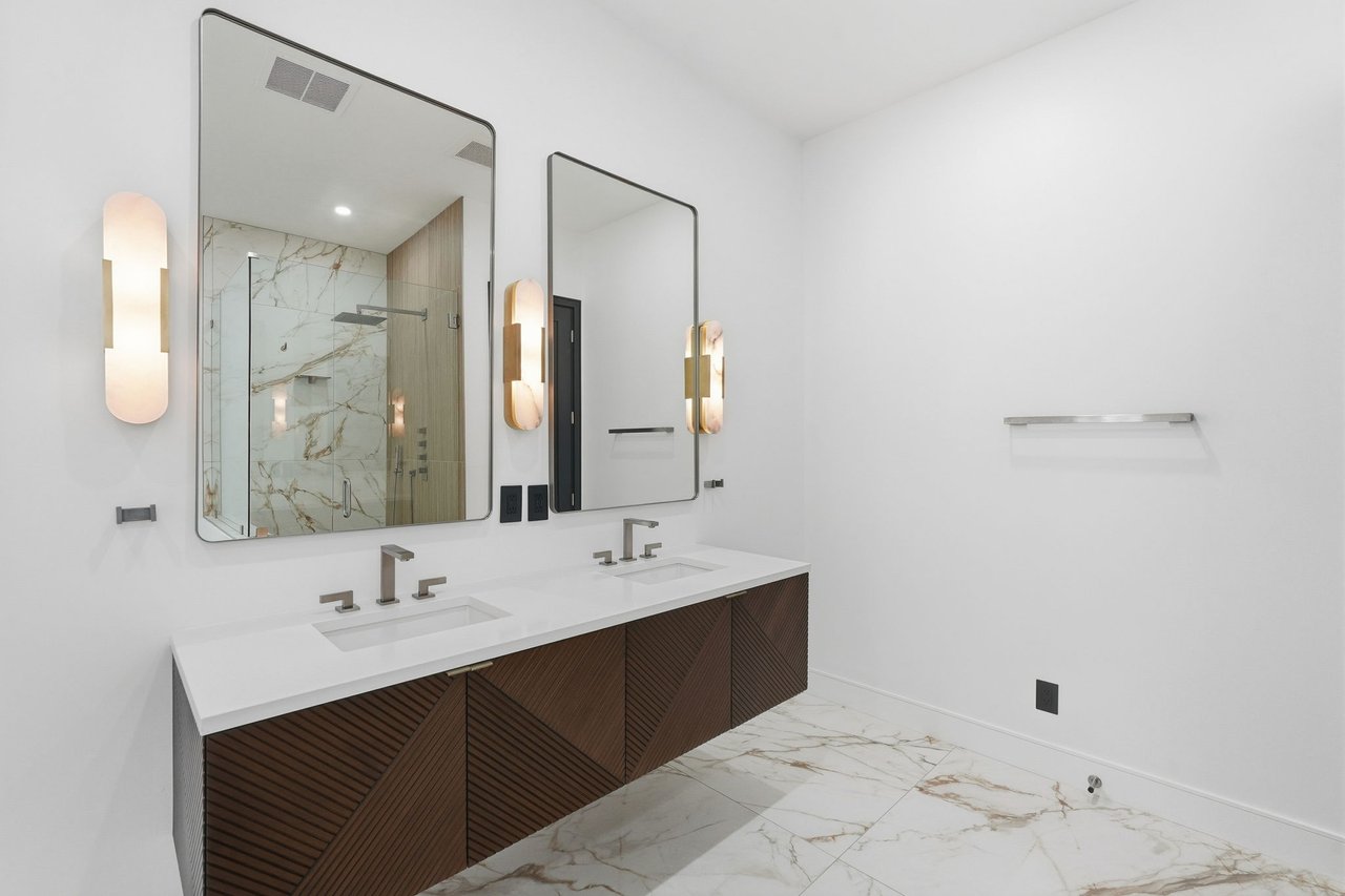 3106 N VALENCIA Lane