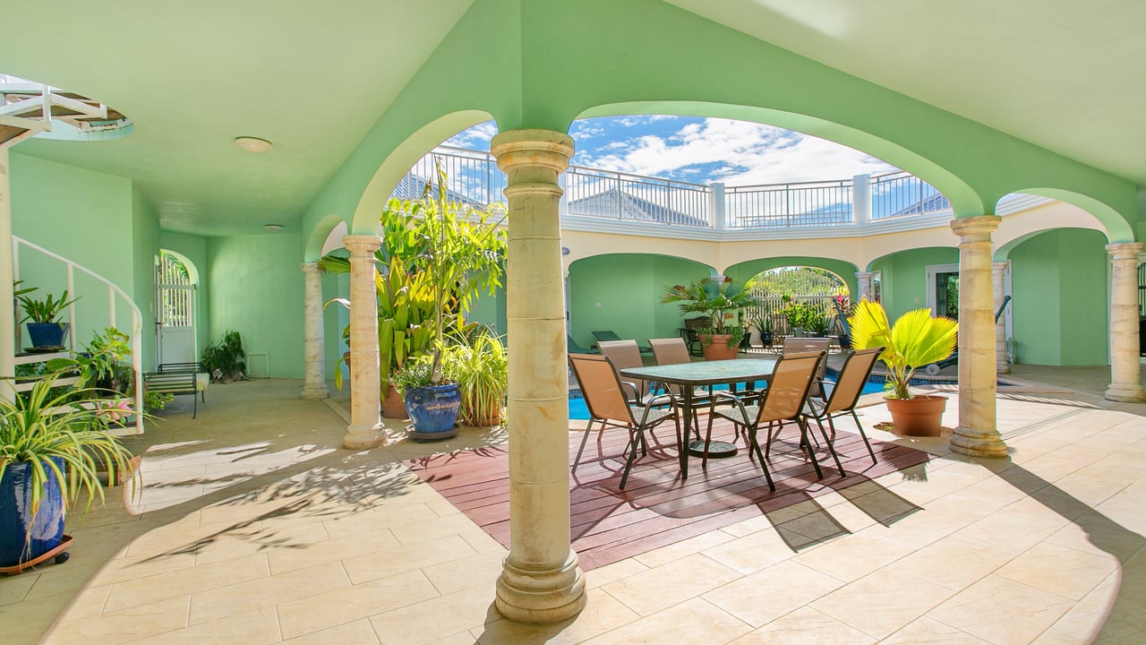 Octagon Villa West End