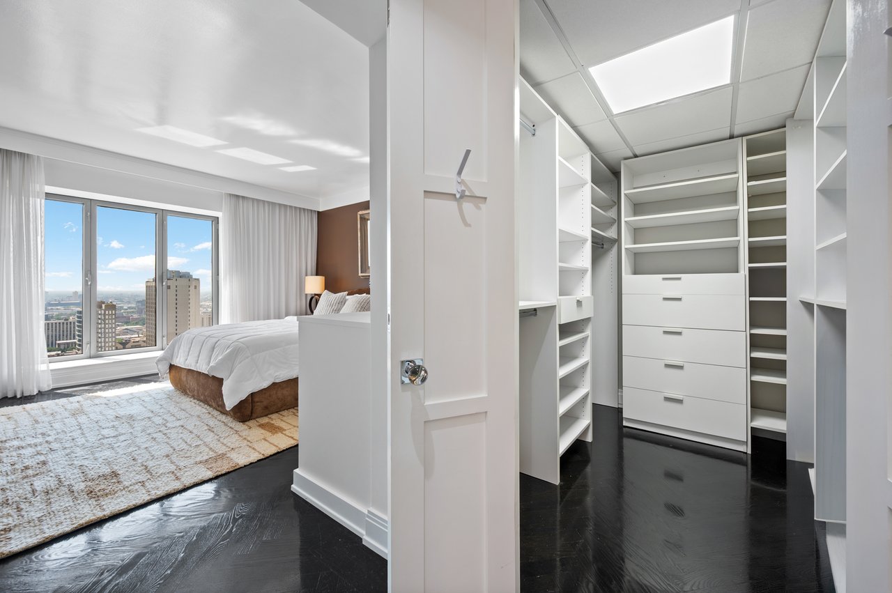 950 N Michigan Ave #2704