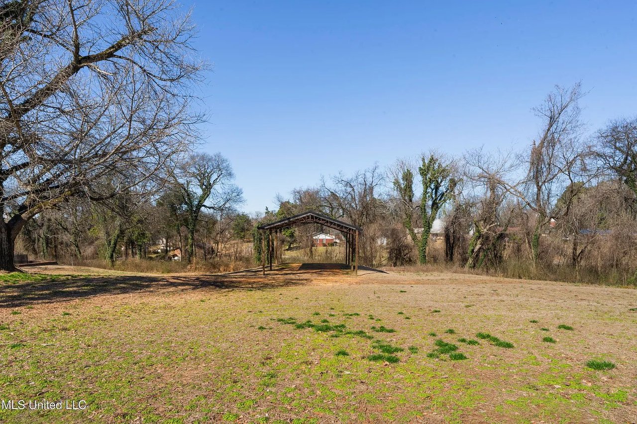 300 W Chulahoma Ave