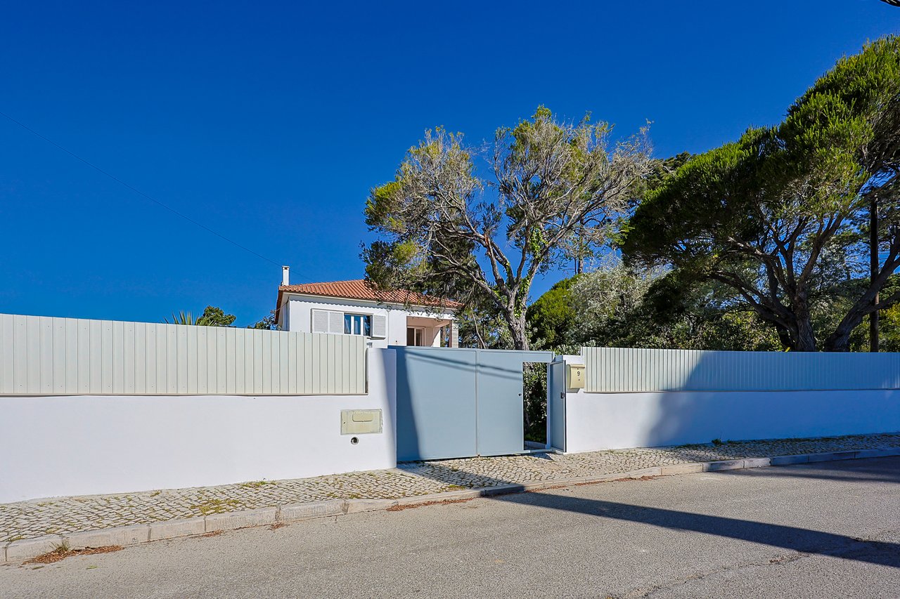 Spacious 5-Bedroom Villa with Expansive Garden Near Sintra in Colares