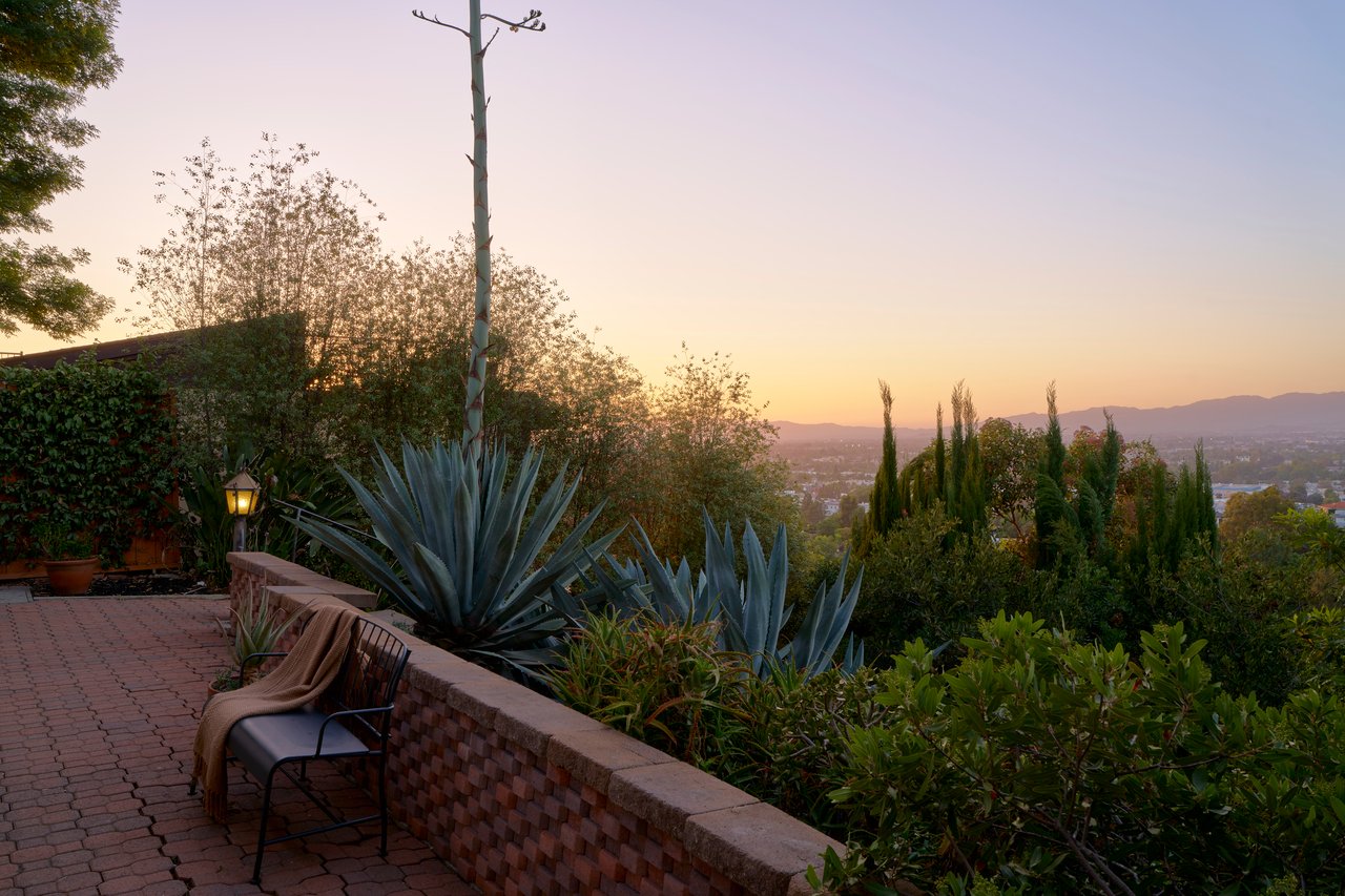11764 Laurelcrest Drive in Studio City