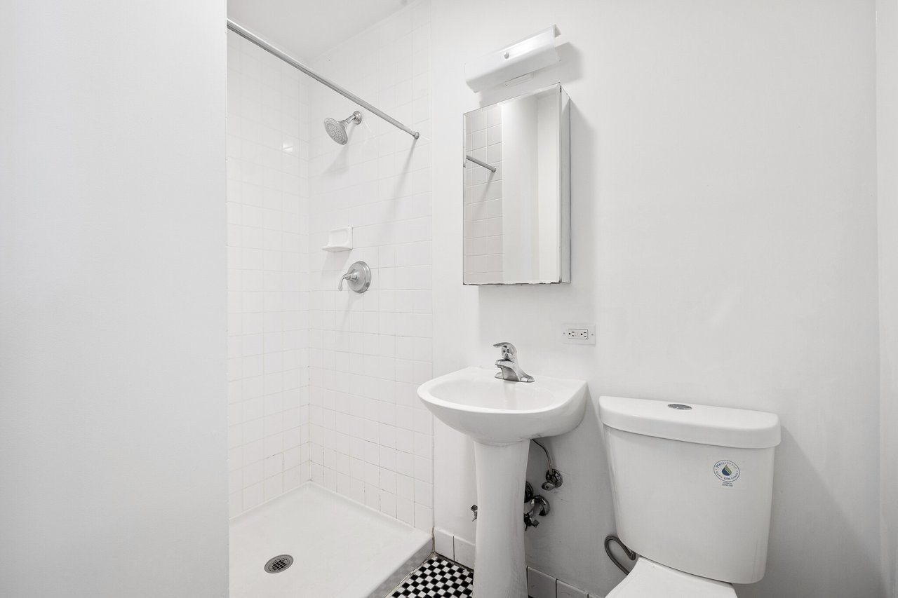 222 W 16th St - Building