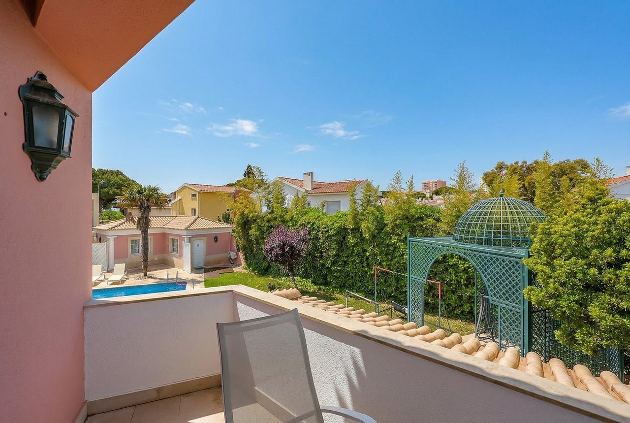 Spacious 8+2-Bedroom Villa with Pool for Rent in Cascais