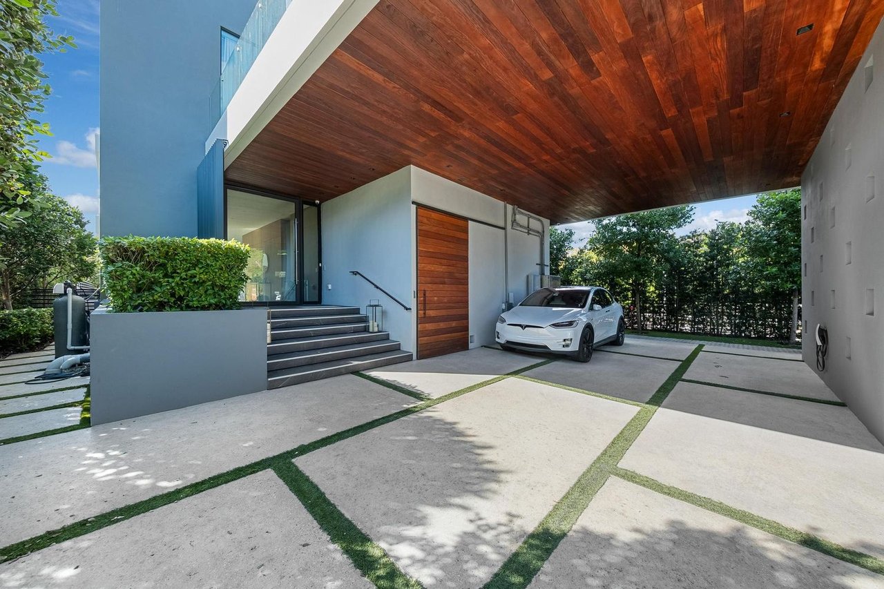 226 W Rivo Alto Dr