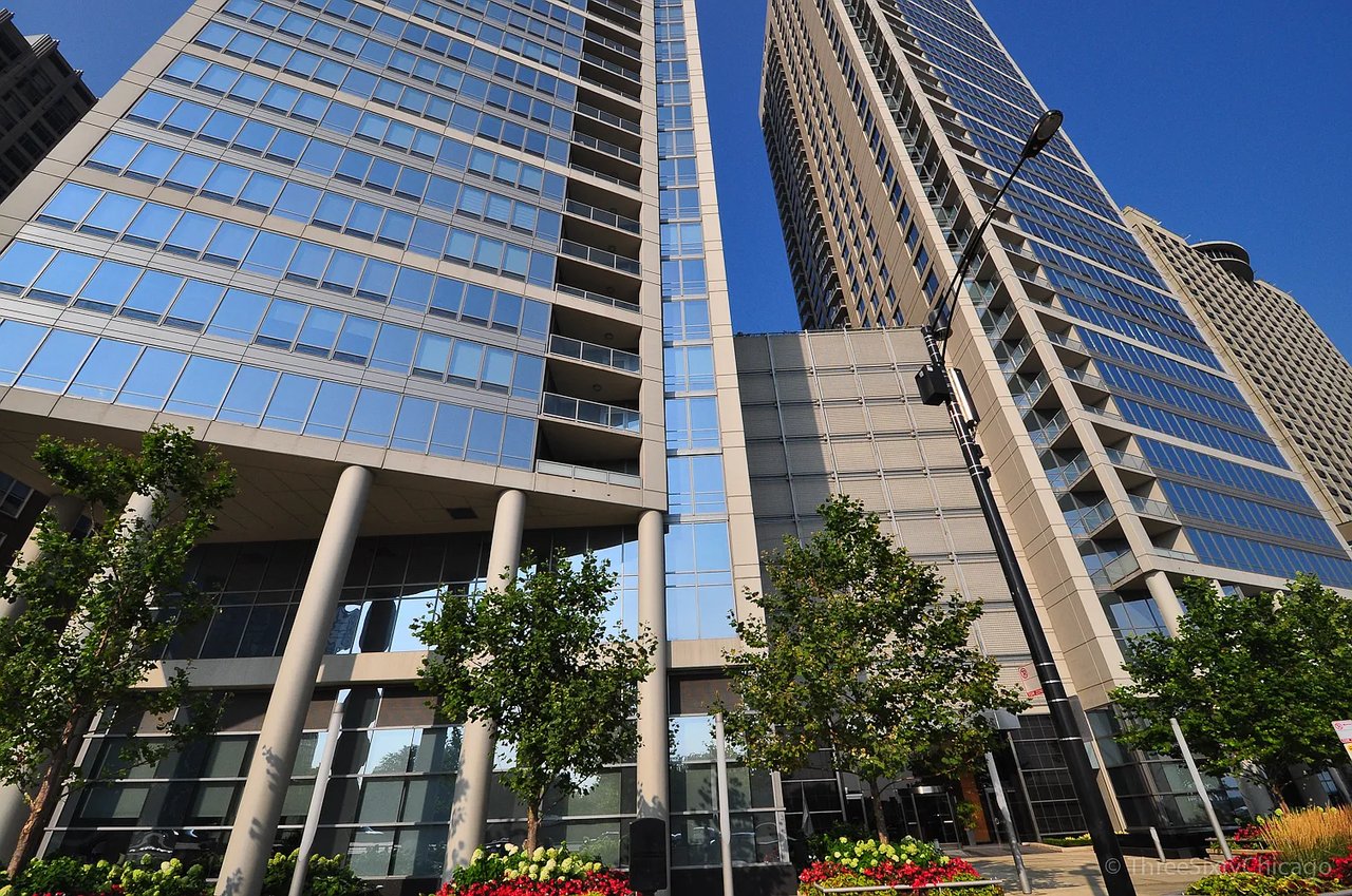 600 N Lake Shore Dr Apt 807