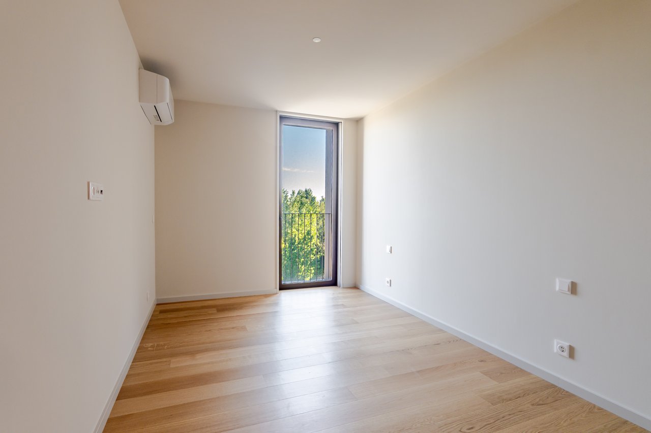 Luxury 4-Bedroom Apartment in Porto