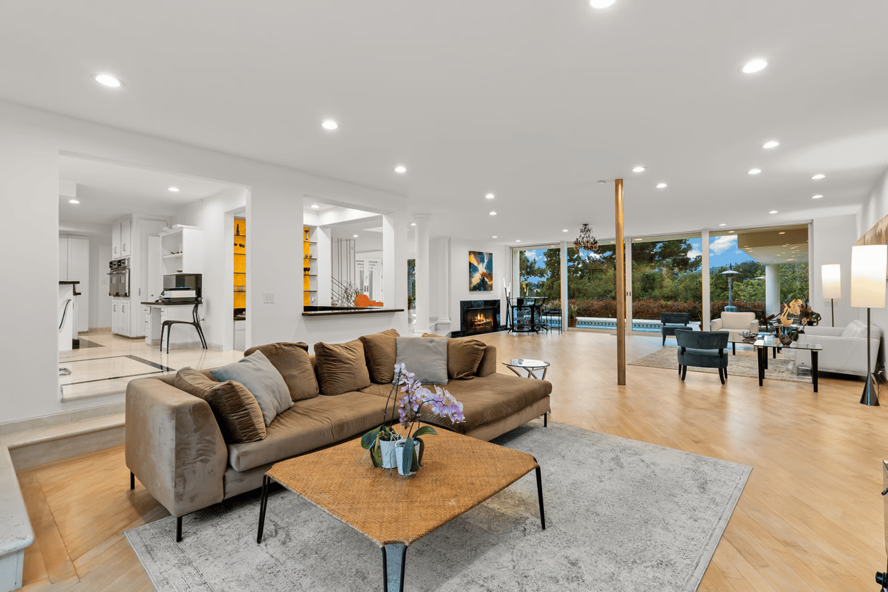 1030 Della Dr