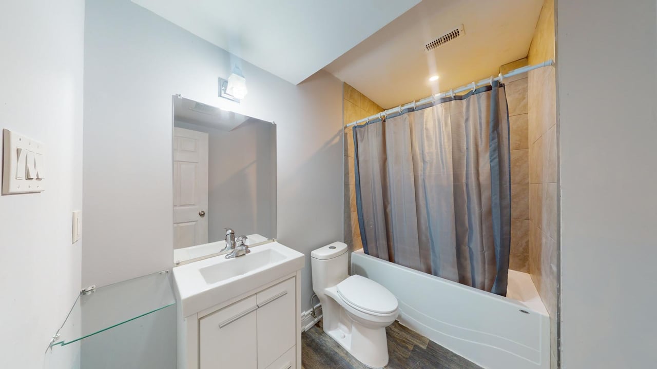 1048 Gilmore Ave Unit: Lower