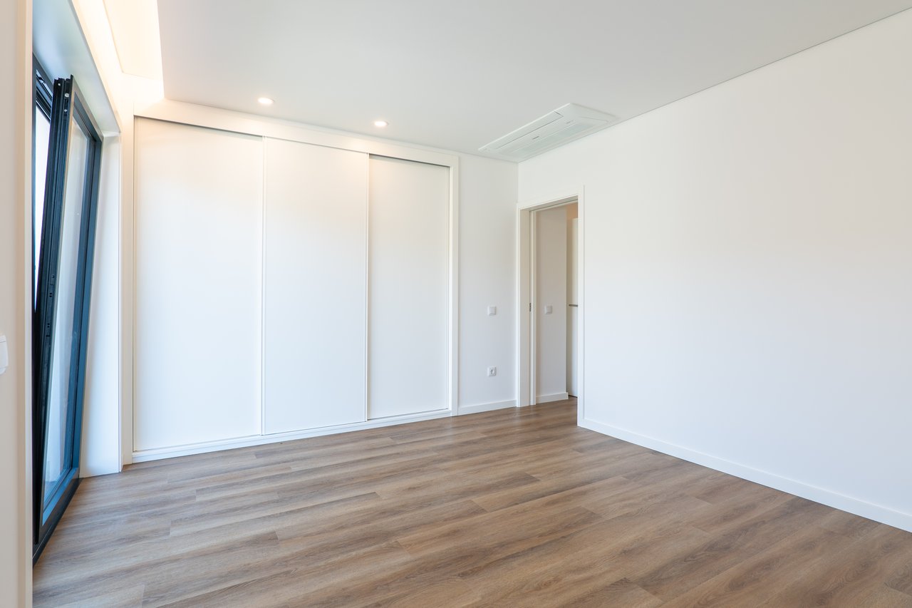  3-Bedroom Villa with Private Garage near Porto