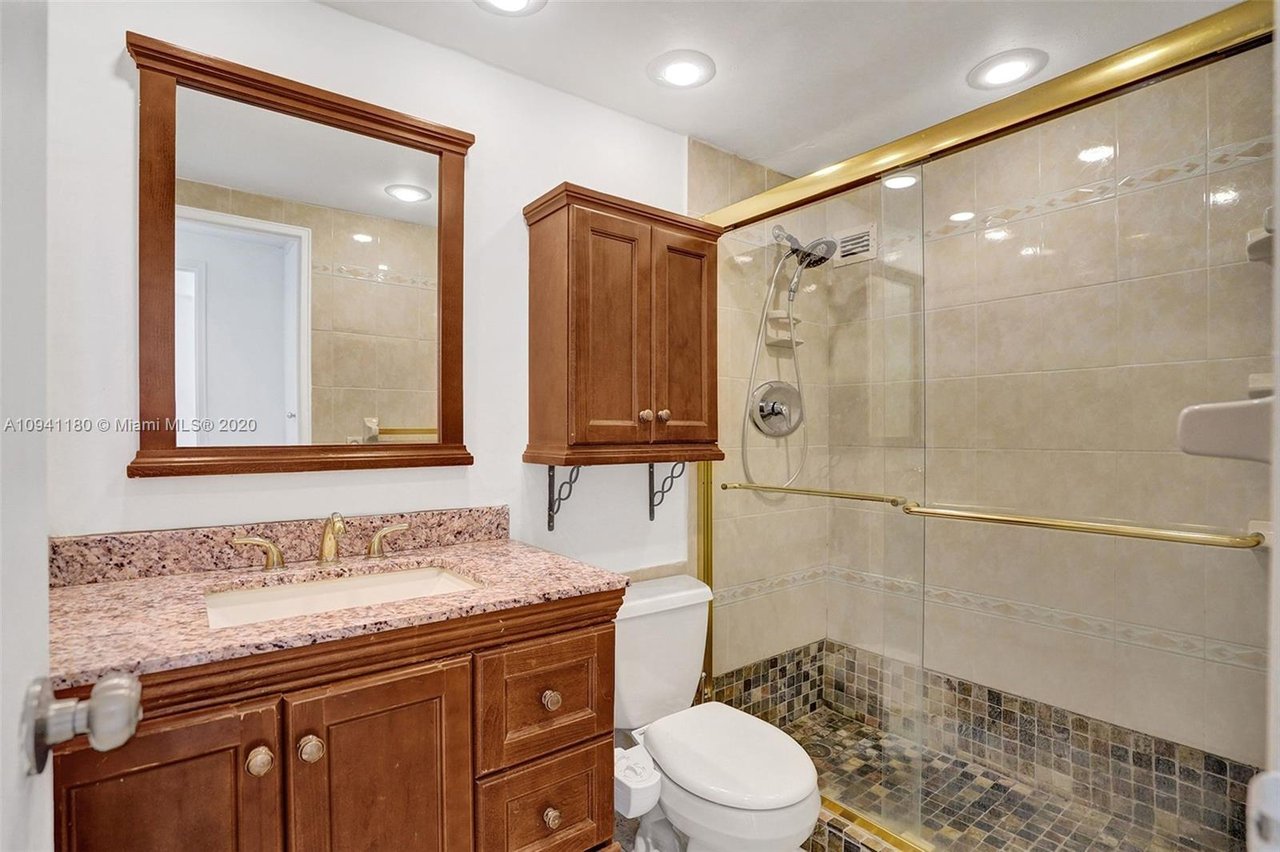 10185 Collins Ave APT 818