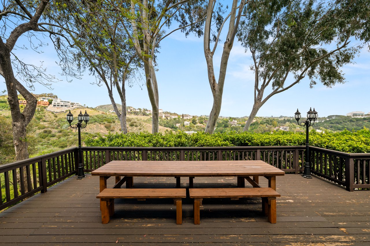 1018 N Tigertail Rd, Brentwood