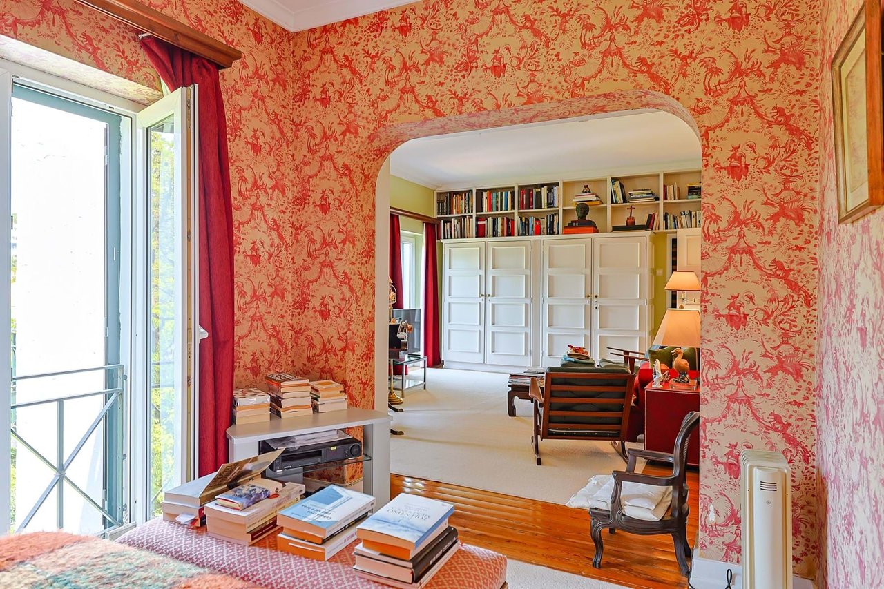 Elegant 10-Bedroom Villa with Sea Views in the Heart of Estoril