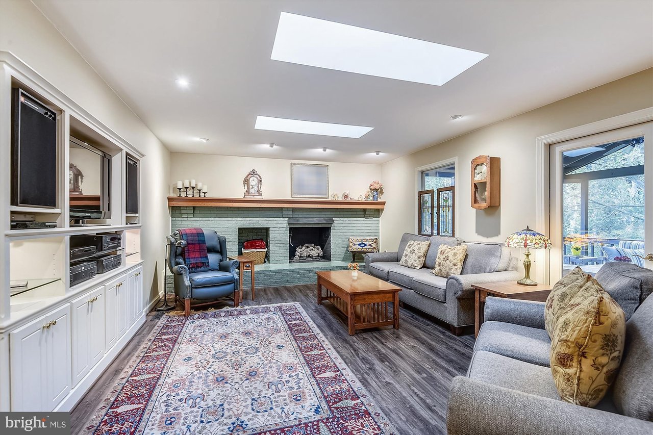 331 Club View Dr