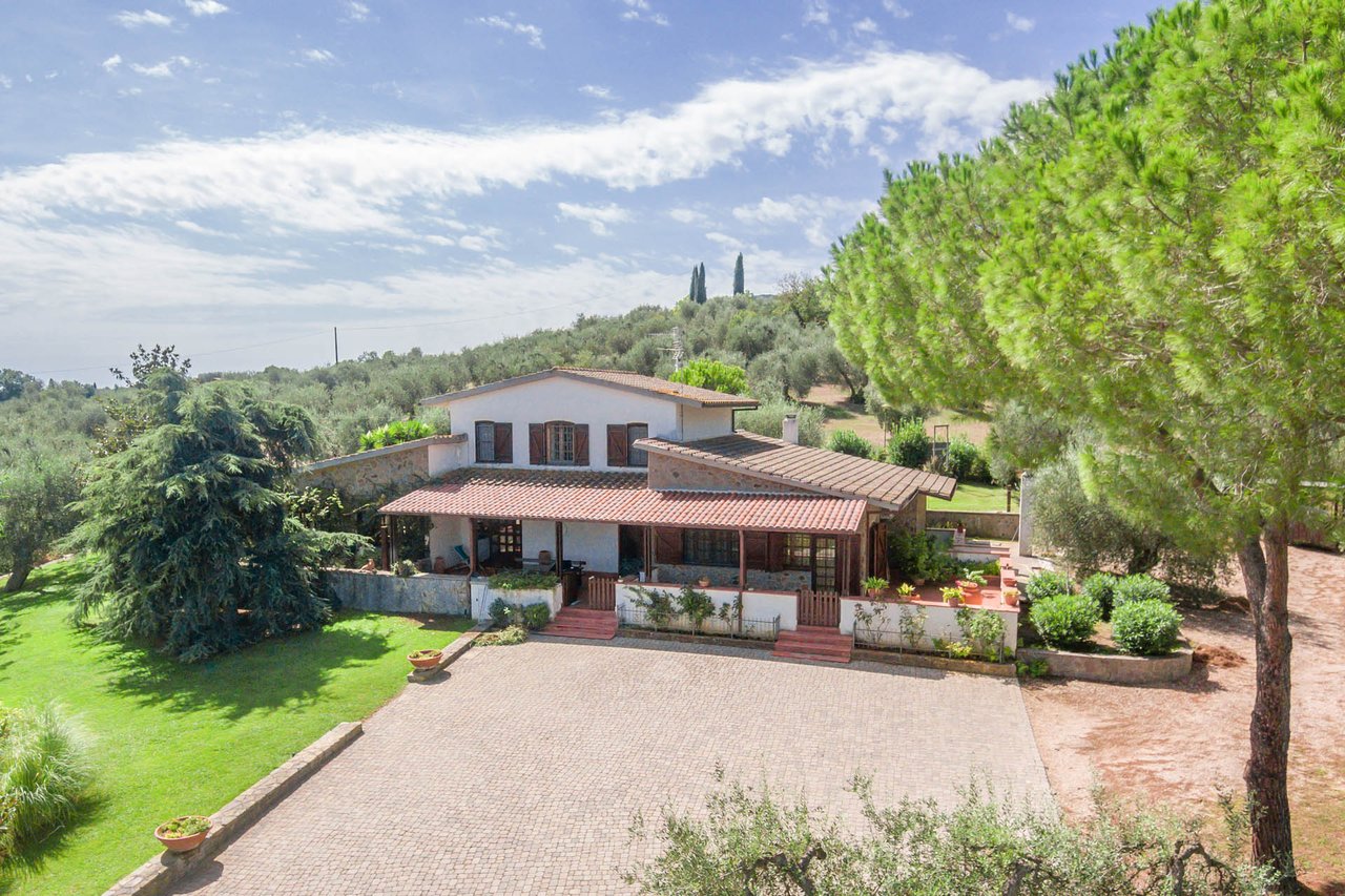 Villa in the Countryside between Sea and City