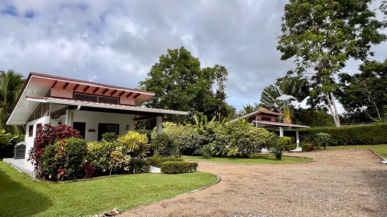 Home, 2 Rental Cabinas & Expansion Potential in Ojochal