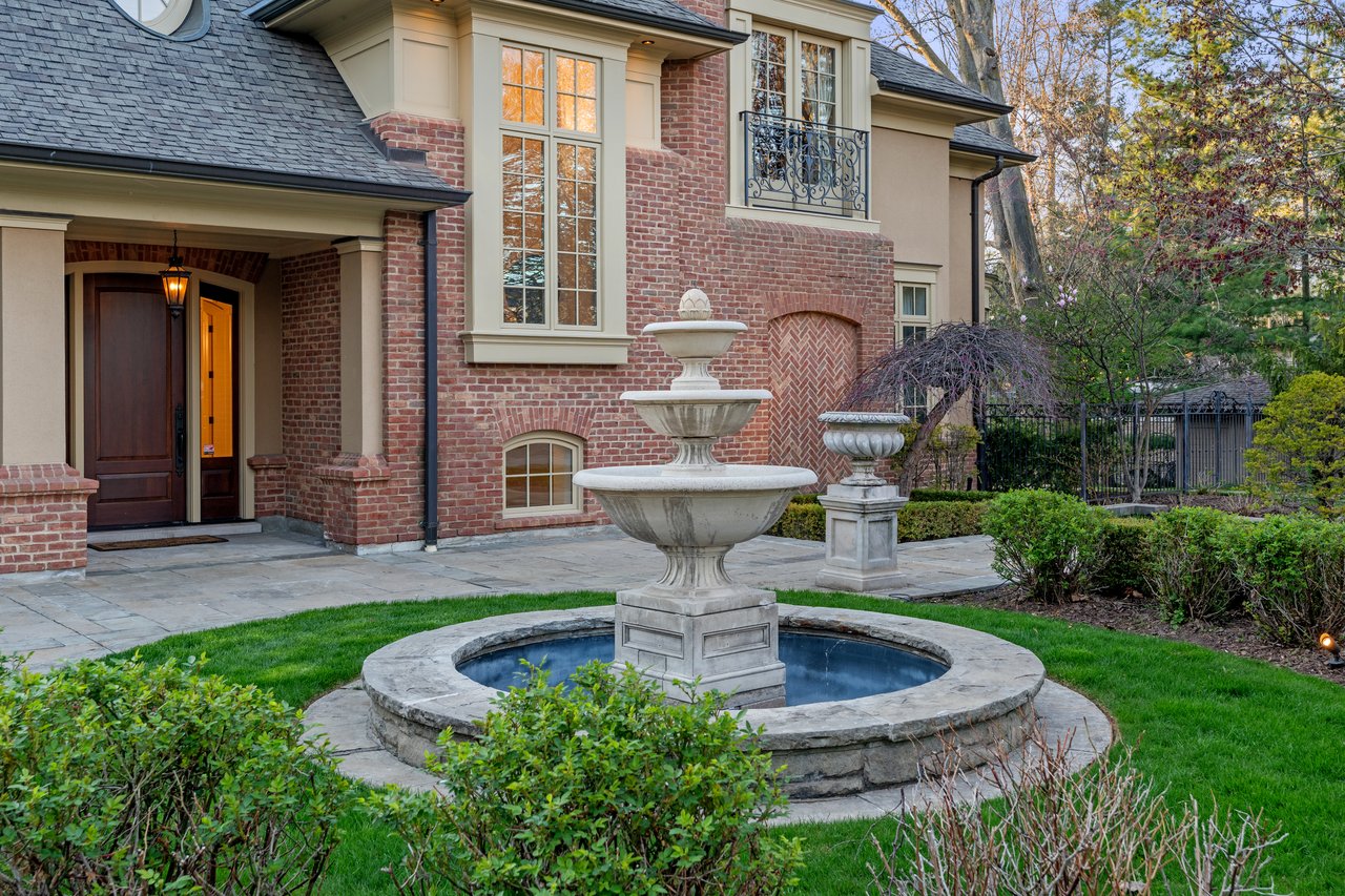 1081 Argyle Drive, Oakville