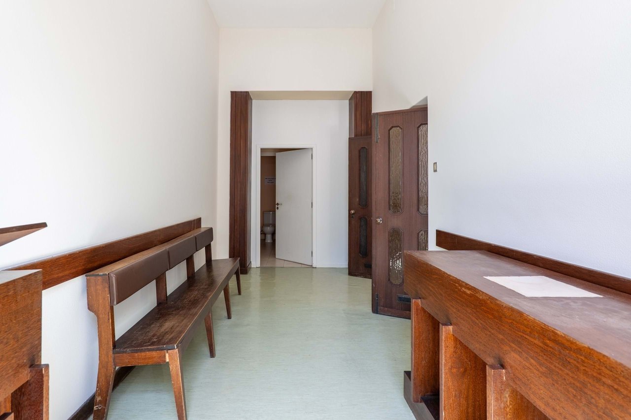 Charming Commercial Space  with Terrace Overlooking Jardim da Trindade– Porto City Center