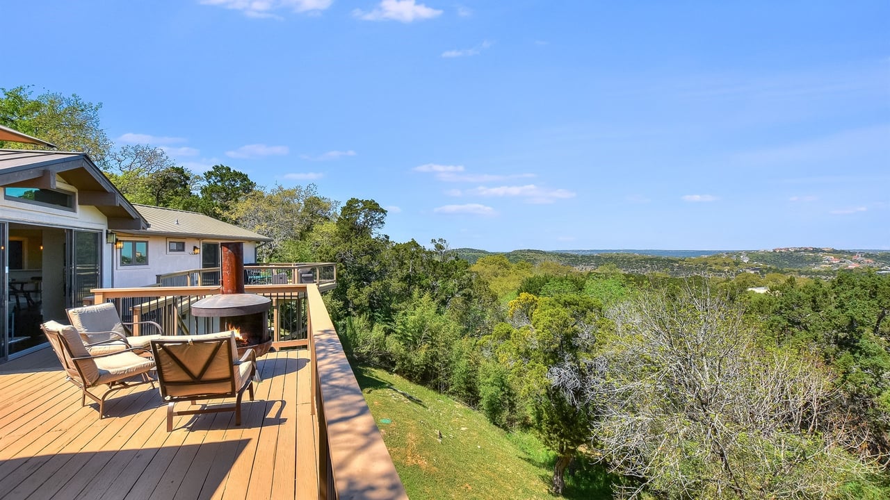 Hilltop Retreat with Panoramic Views