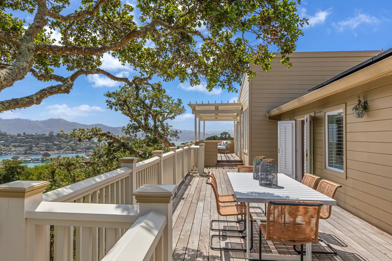 Picturesque and Private View Residence