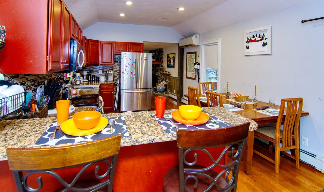 Pet Friendly, updated single family home for Ski Season