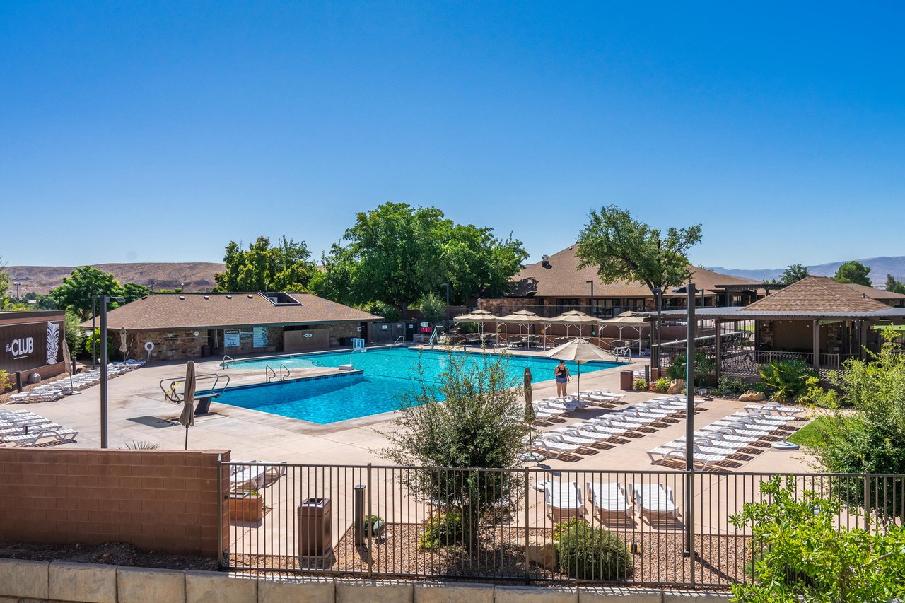 COUNTRY CLUB GOLF COURSE RETREAT