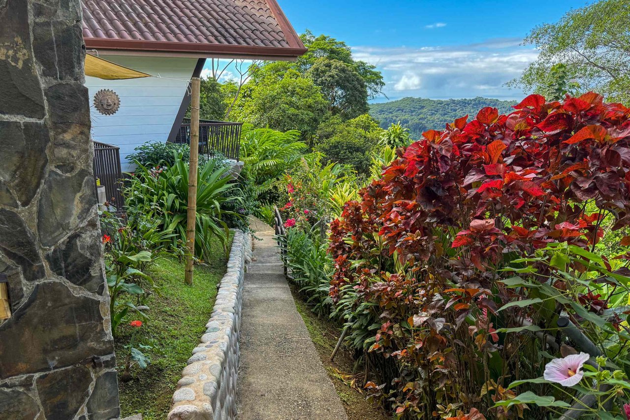 Panoramic Ocean View 4-Bedroom Home with Big Pool & Ample Space to Entertain in Ojochal Costa Rica