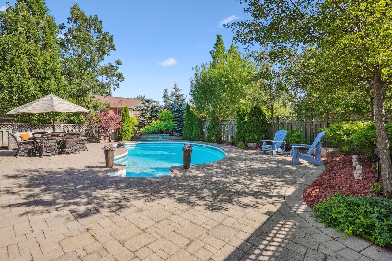 Prestigious Glen Abbey living with a backyard made for summer