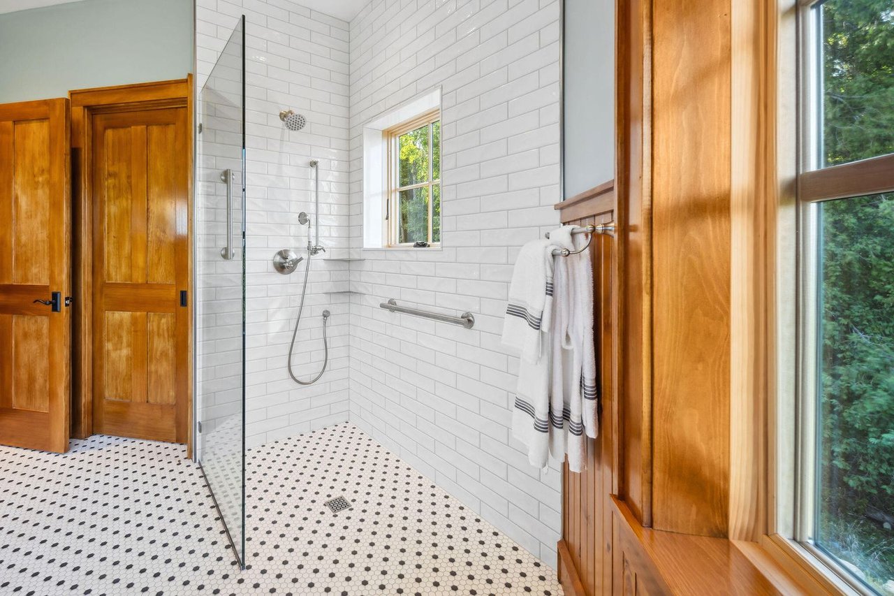 2226 Lake Shore Road