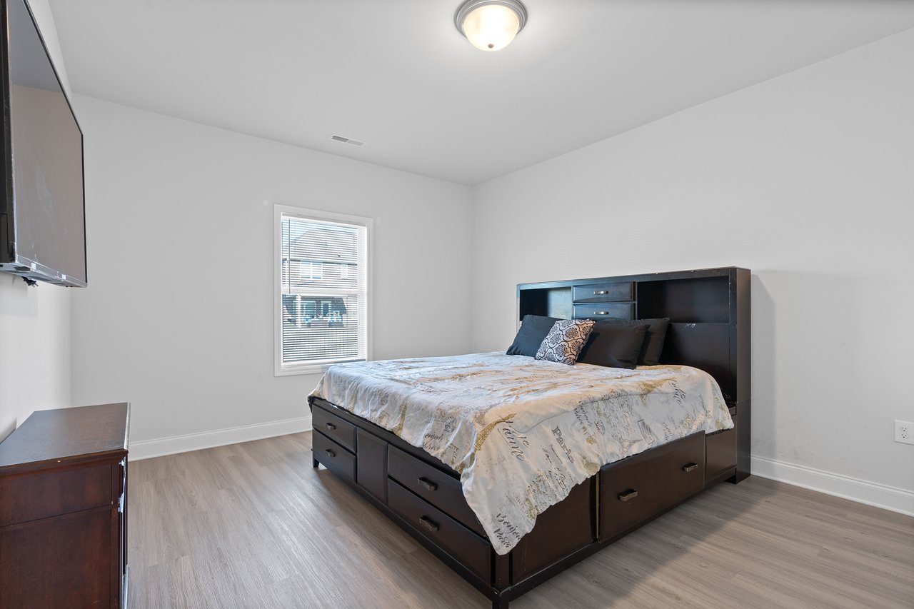 Modern Luxury Meets Spacious Comfort – 5BR/3BA Home