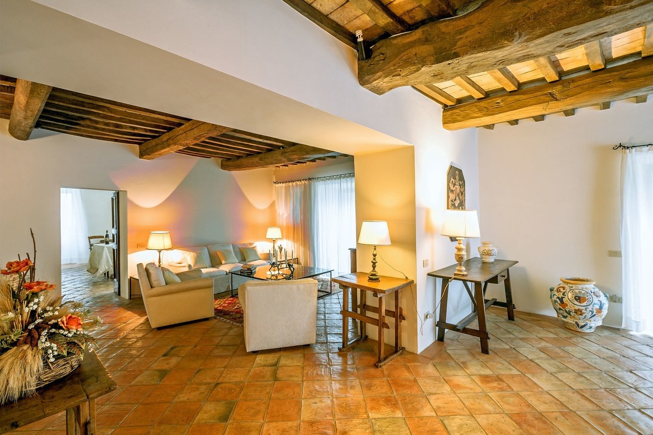 Wide Estate Composed of Houses and Amenities