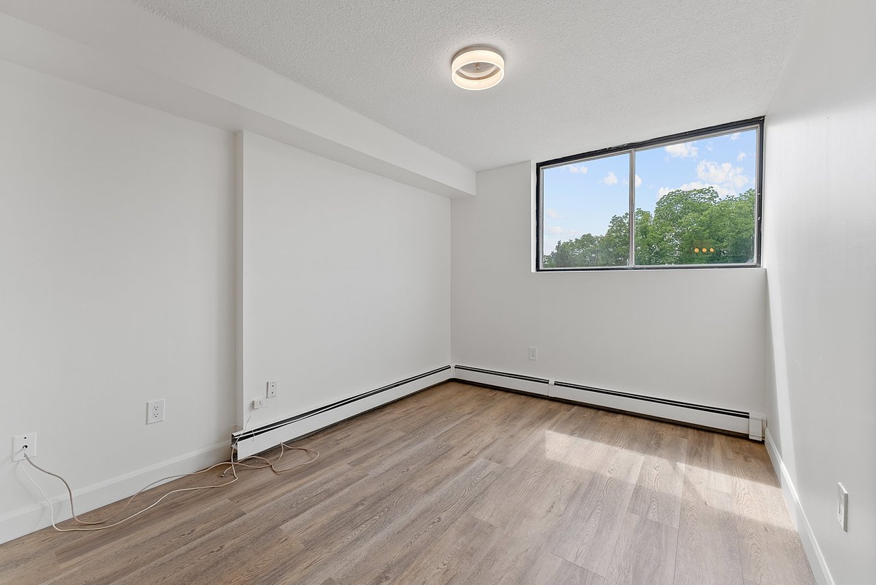 10330 Yonge Street W Unit: 404