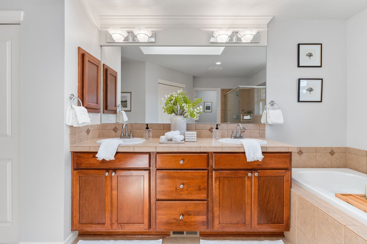 202 Chelan Ct NE